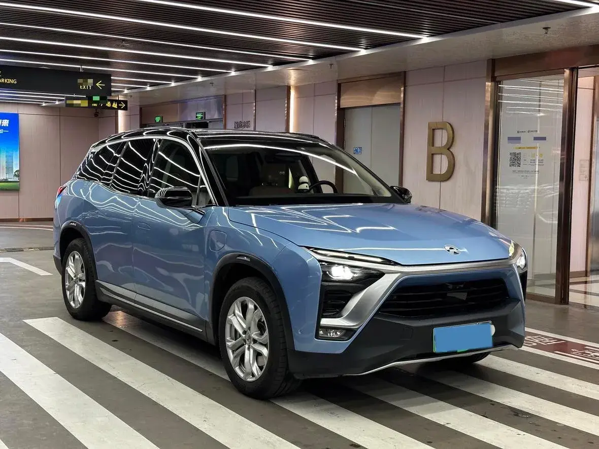 2018 NIO ES8 thumbnail 3