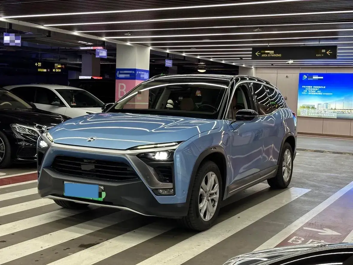 2018 NIO ES8 view 1