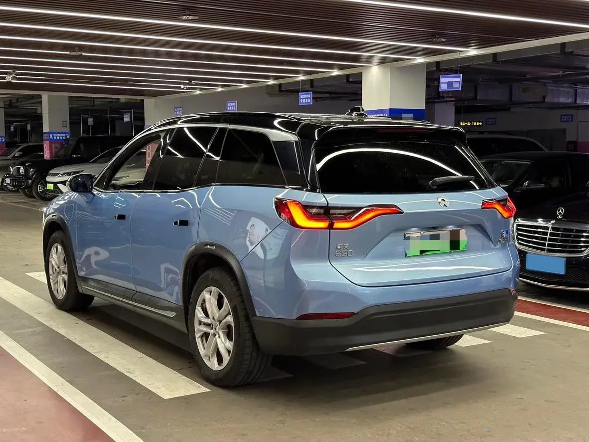 2018 NIO ES8 thumbnail 4