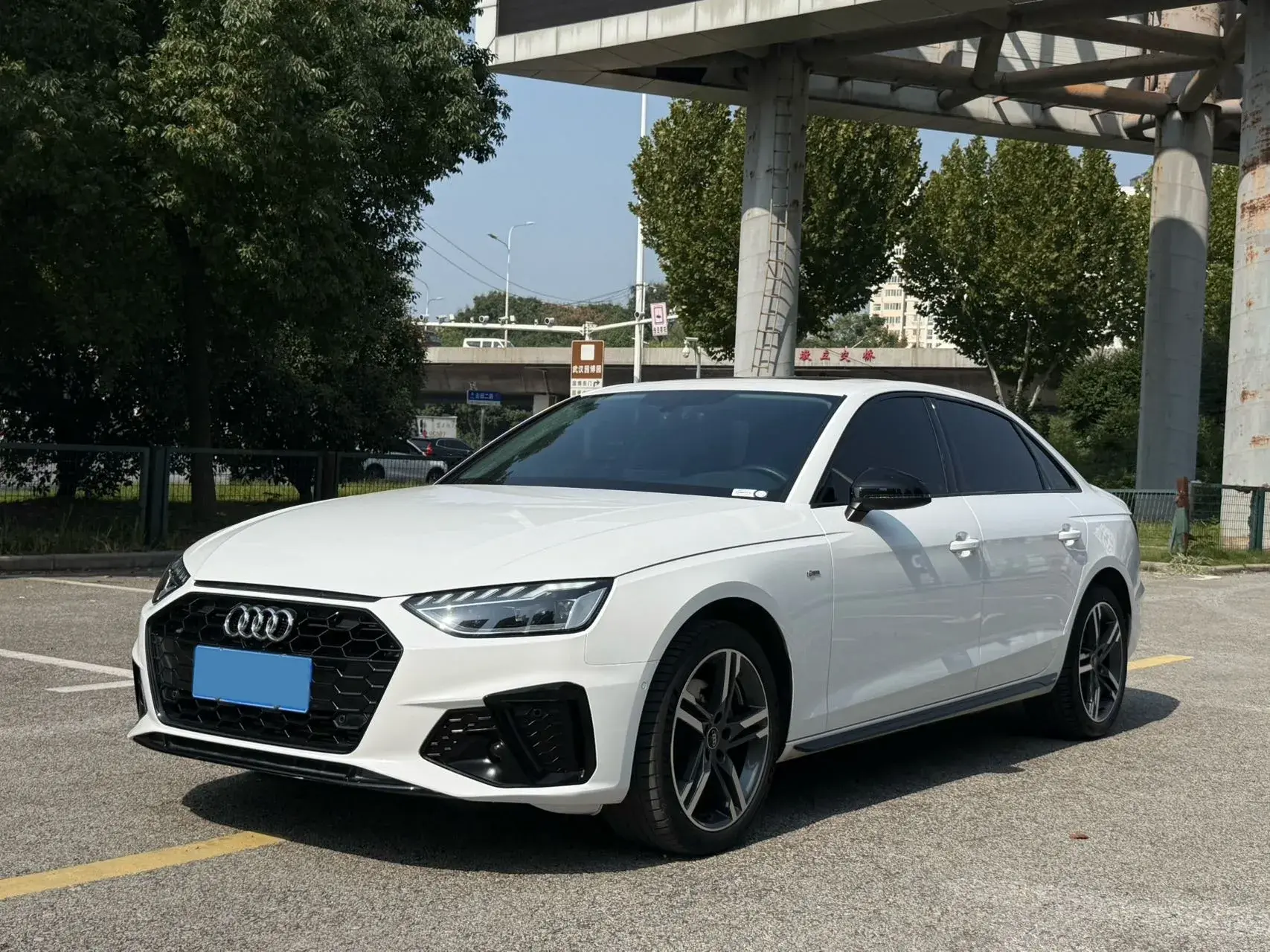 2022 AUDI A4L view 1