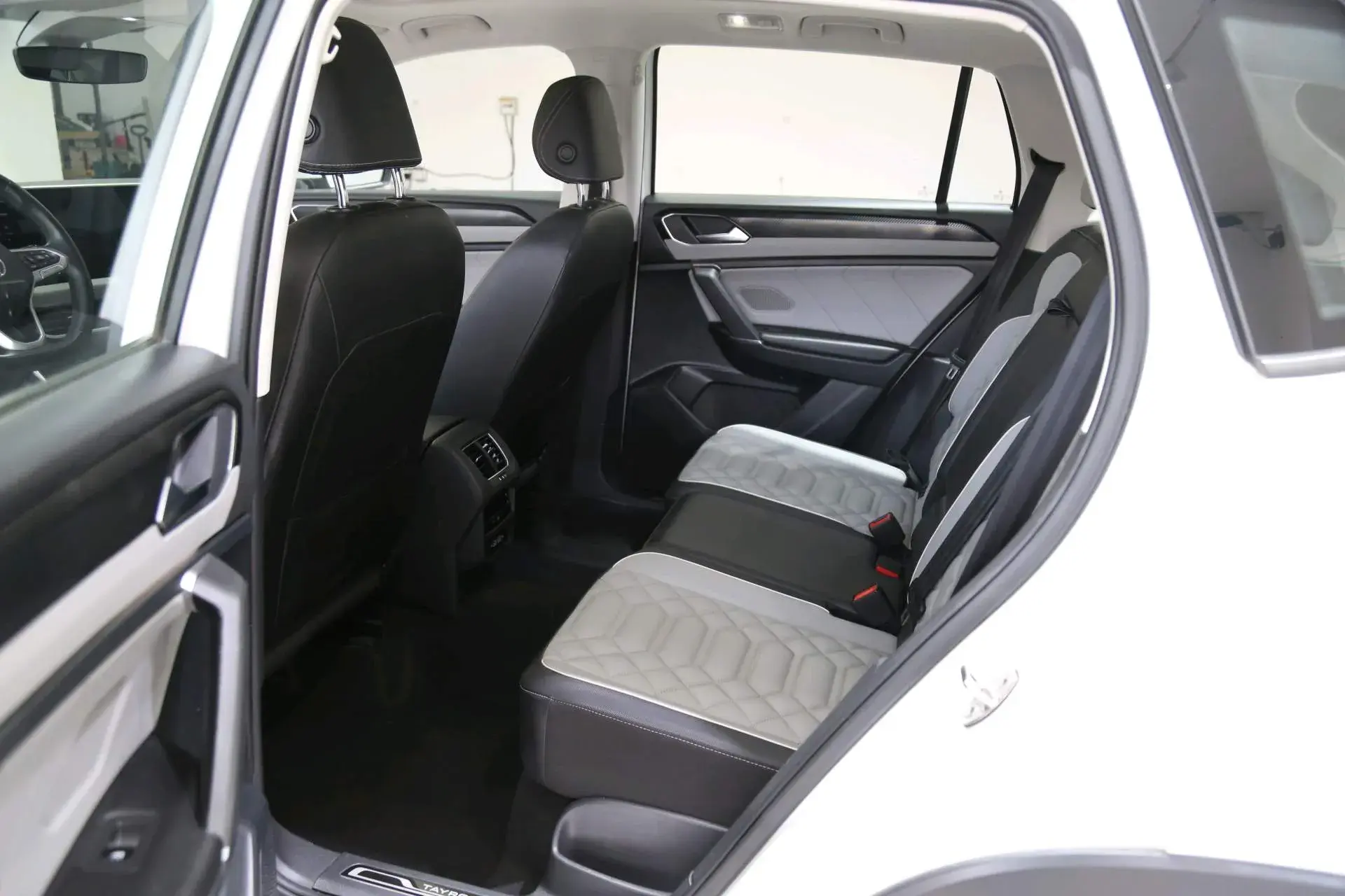 2023 VOLKSWAGEN TAYRON thumbnail 4