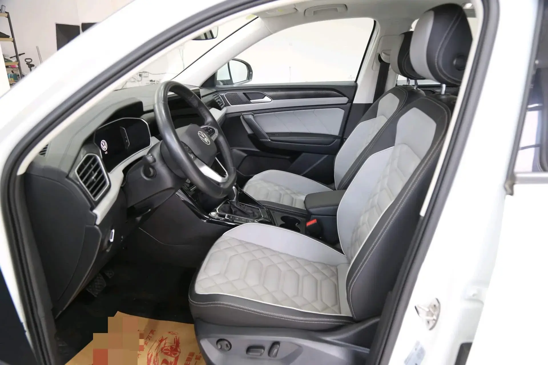 2023 VOLKSWAGEN TAYRON thumbnail 3