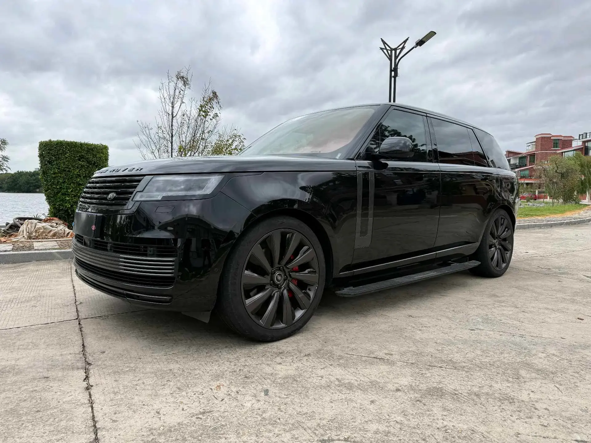 2023 LAND ROVER view 1