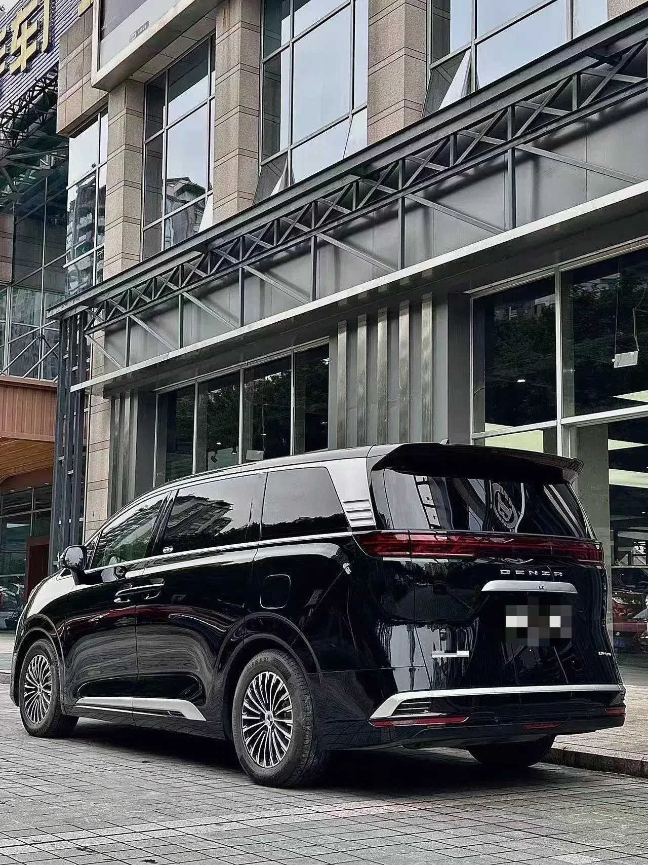 2024 DENZA D9 thumbnail 3