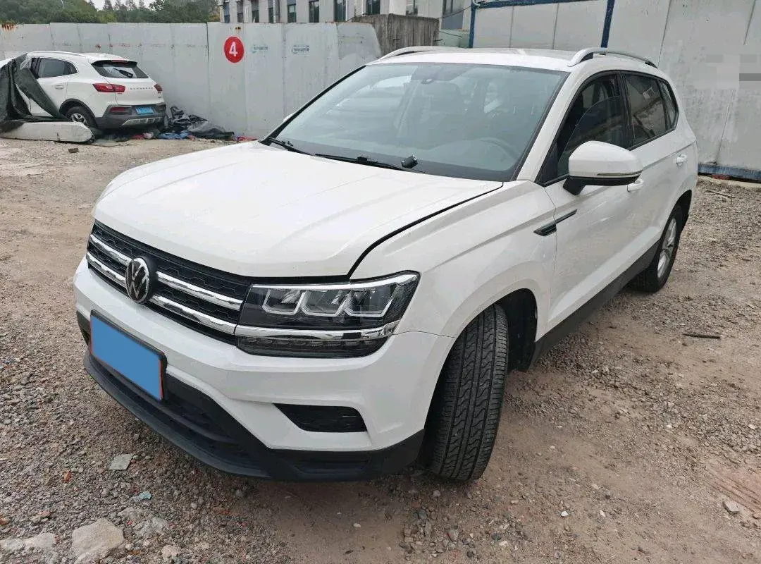 2021 VOLKSWAGEN THARU view 1