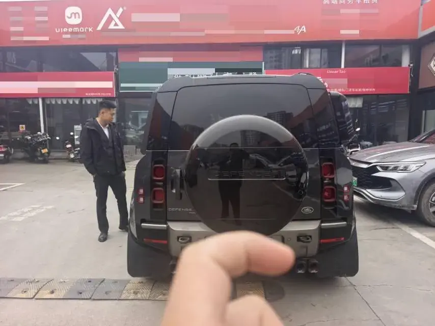 2023 LAND ROVER thumbnail 4