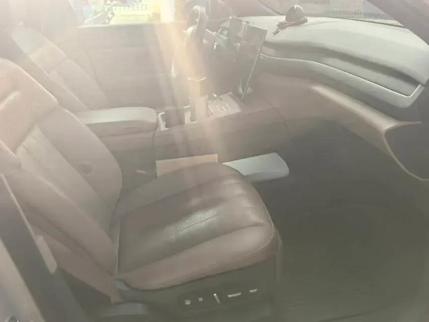 2023 NIO ES8 thumbnail 3