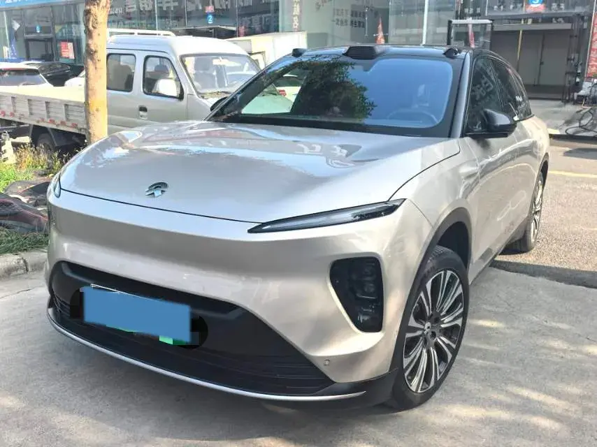 2023 NIO ES8 view 1