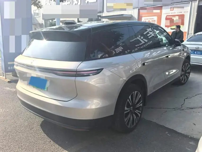 2023 NIO ES8 thumbnail 4