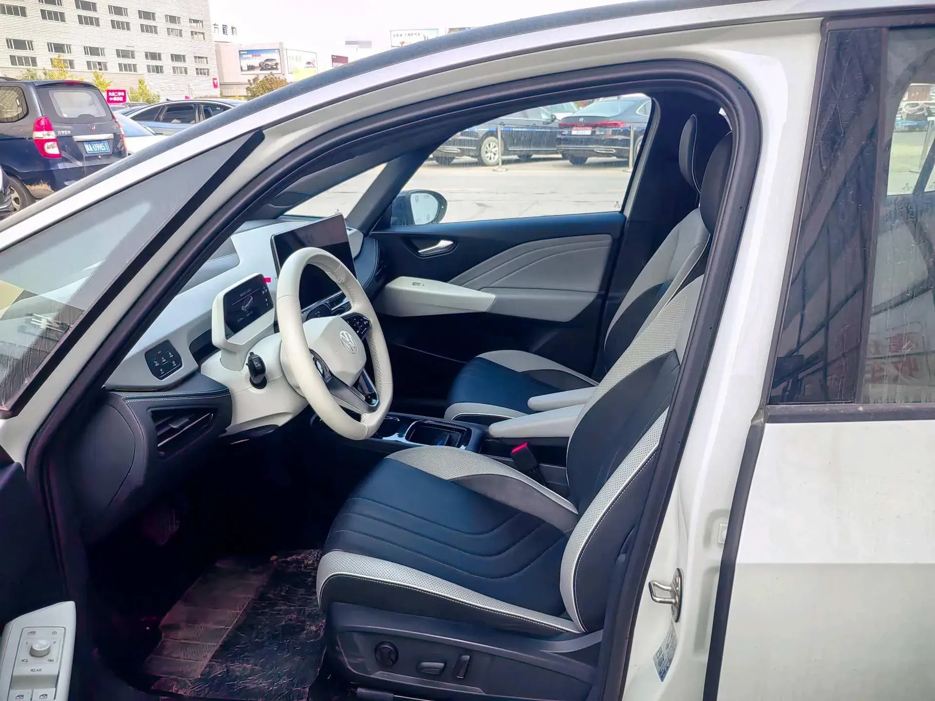 2025 VOLKSWAGEN ID.3 thumbnail 2