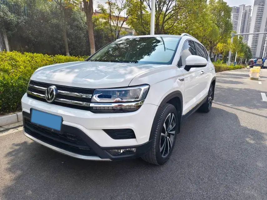 2021 VOLKSWAGEN THARU view 1