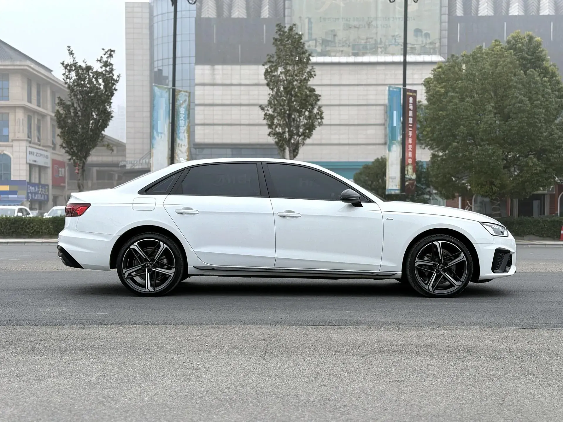 2024 AUDI A4L thumbnail 3