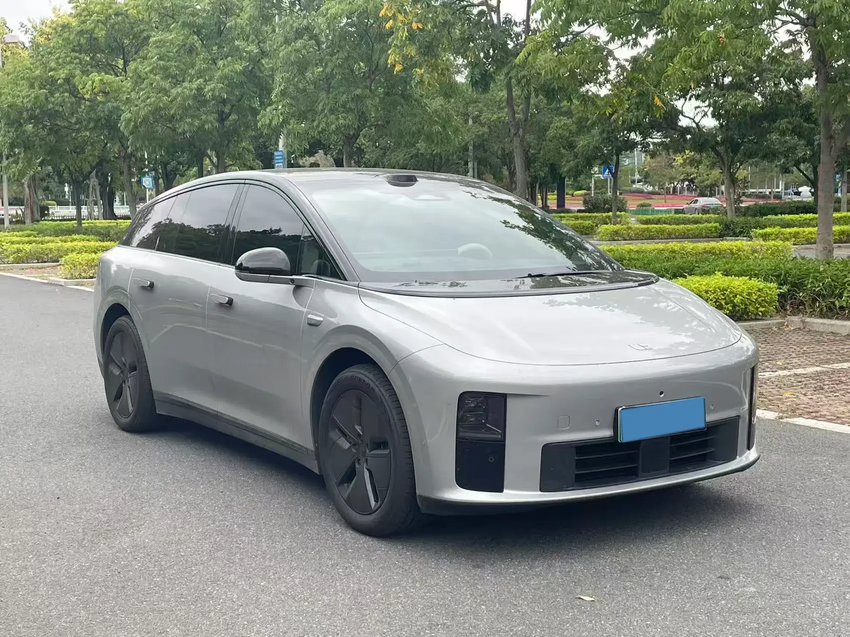 2025 LI I6 thumbnail 3