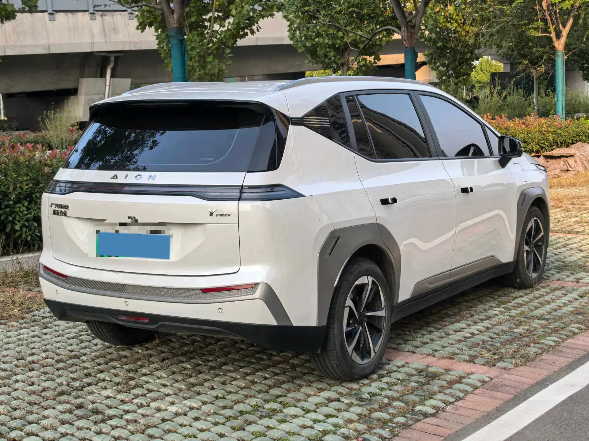 2023 AION Y thumbnail 4