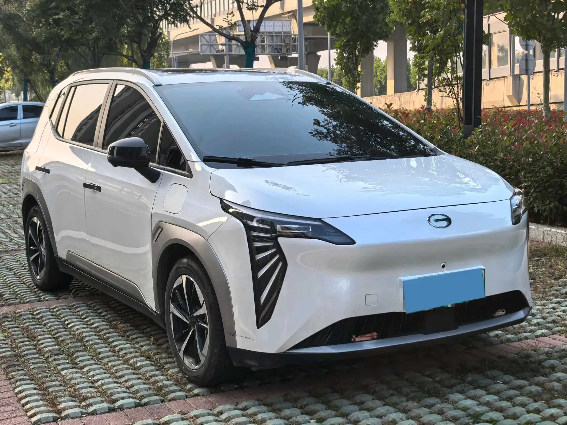 2023 AION Y thumbnail 3