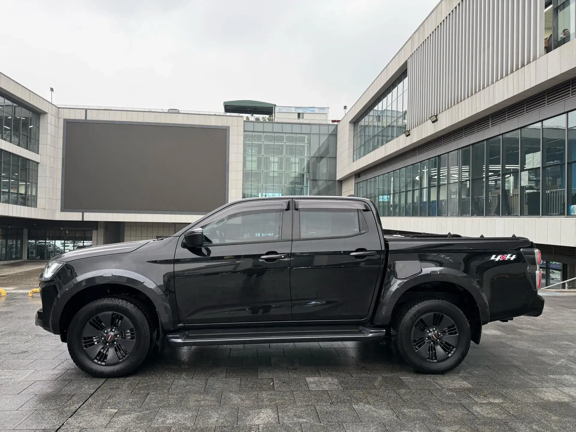 2023 ISUZU D-MAX thumbnail 3
