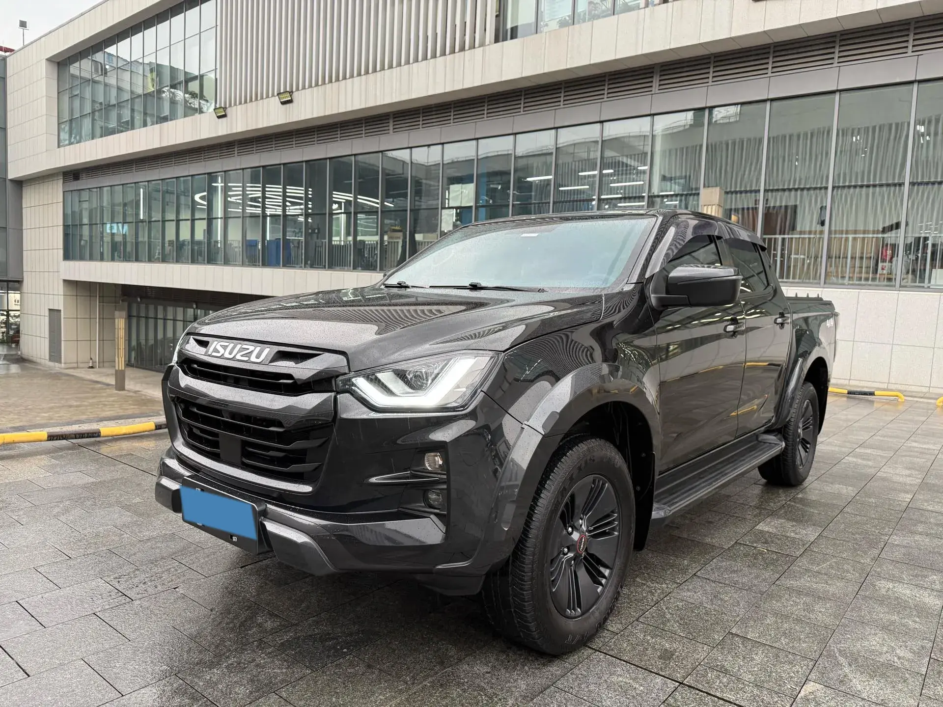 2023 ISUZU D-MAX view 1