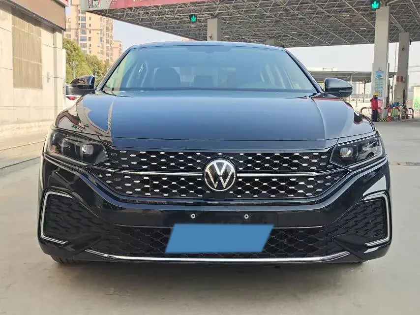 2023 VOLKSWAGEN PASSAT thumbnail 2