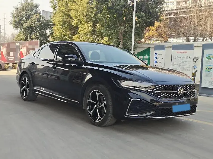 2023 VOLKSWAGEN PASSAT thumbnail 3