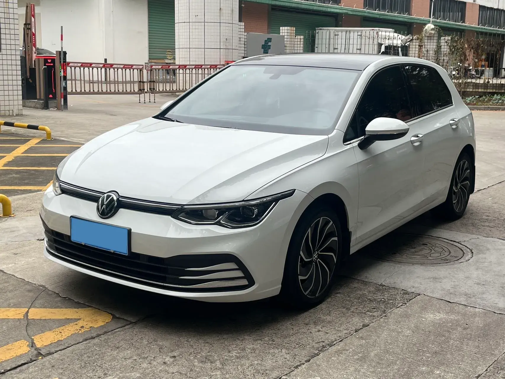 2021 VOLKSWAGEN GOLF view 1
