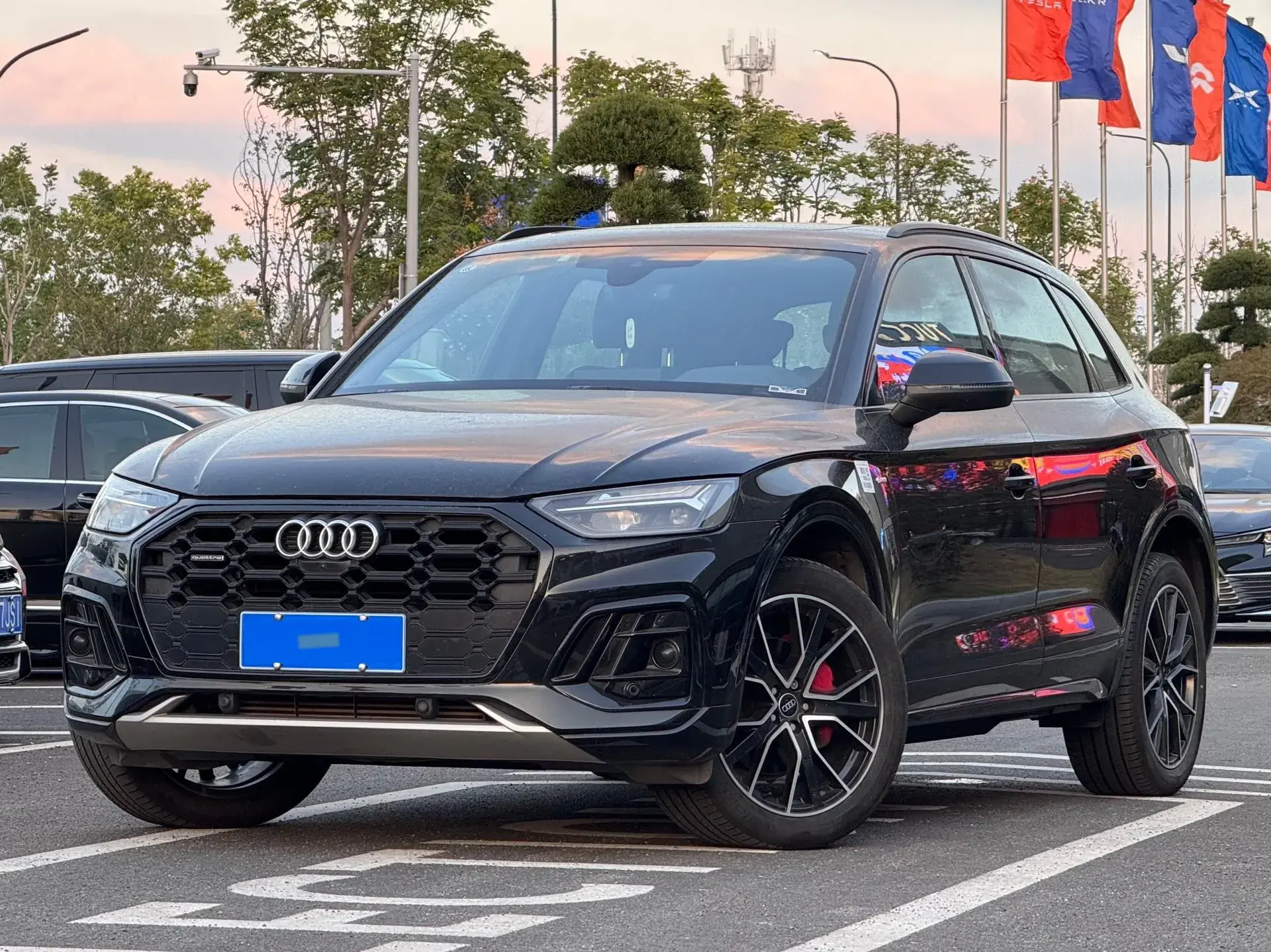 2024 AUDI Q5L view 1