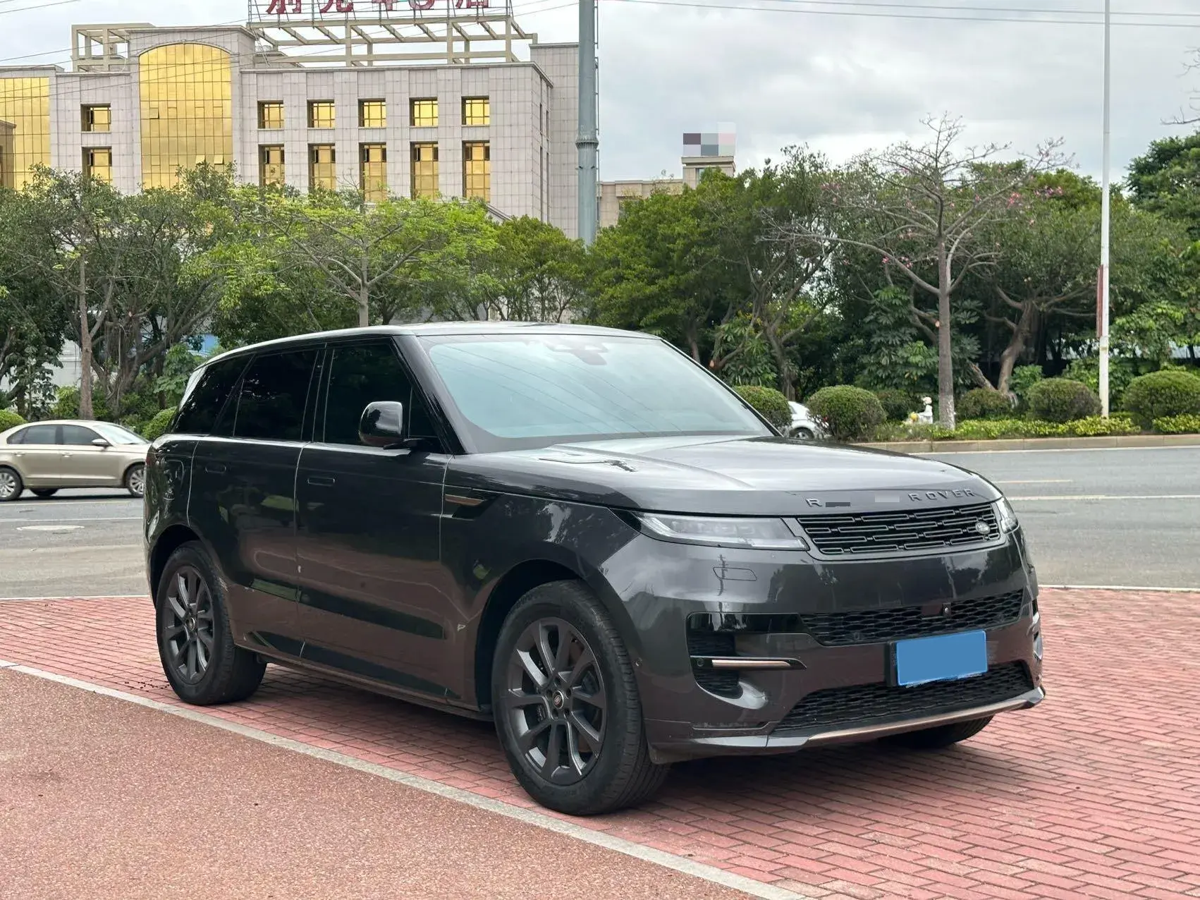 2023 LAND ROVER thumbnail 3