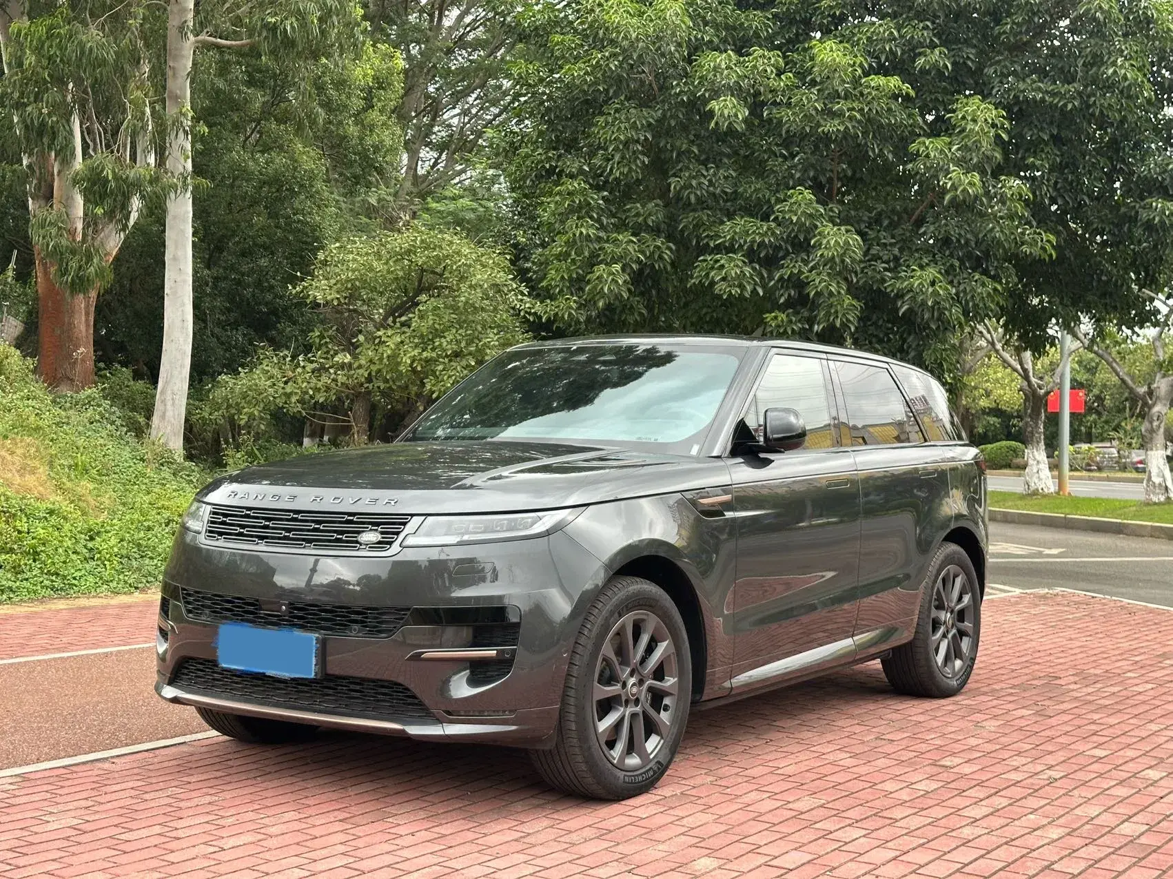 2023 LAND ROVER view 1