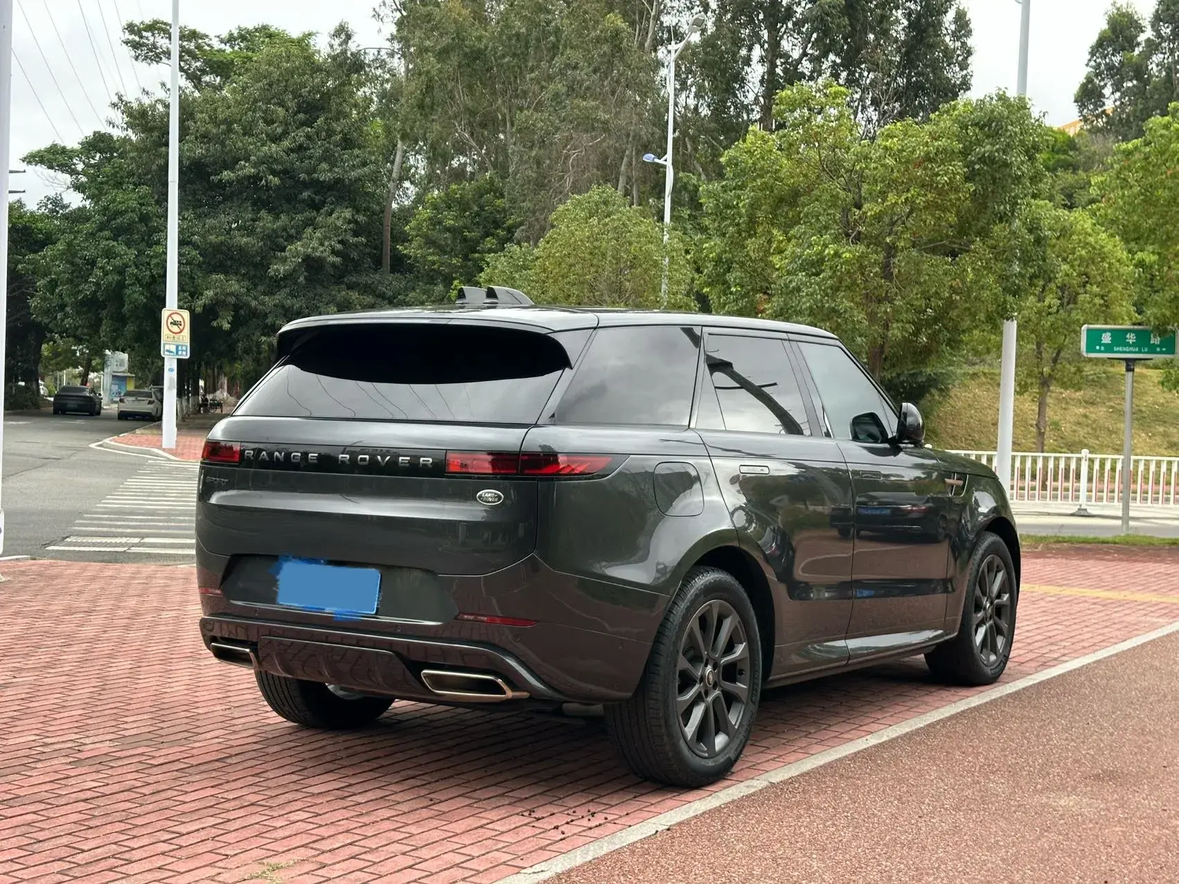 2023 LAND ROVER thumbnail 4