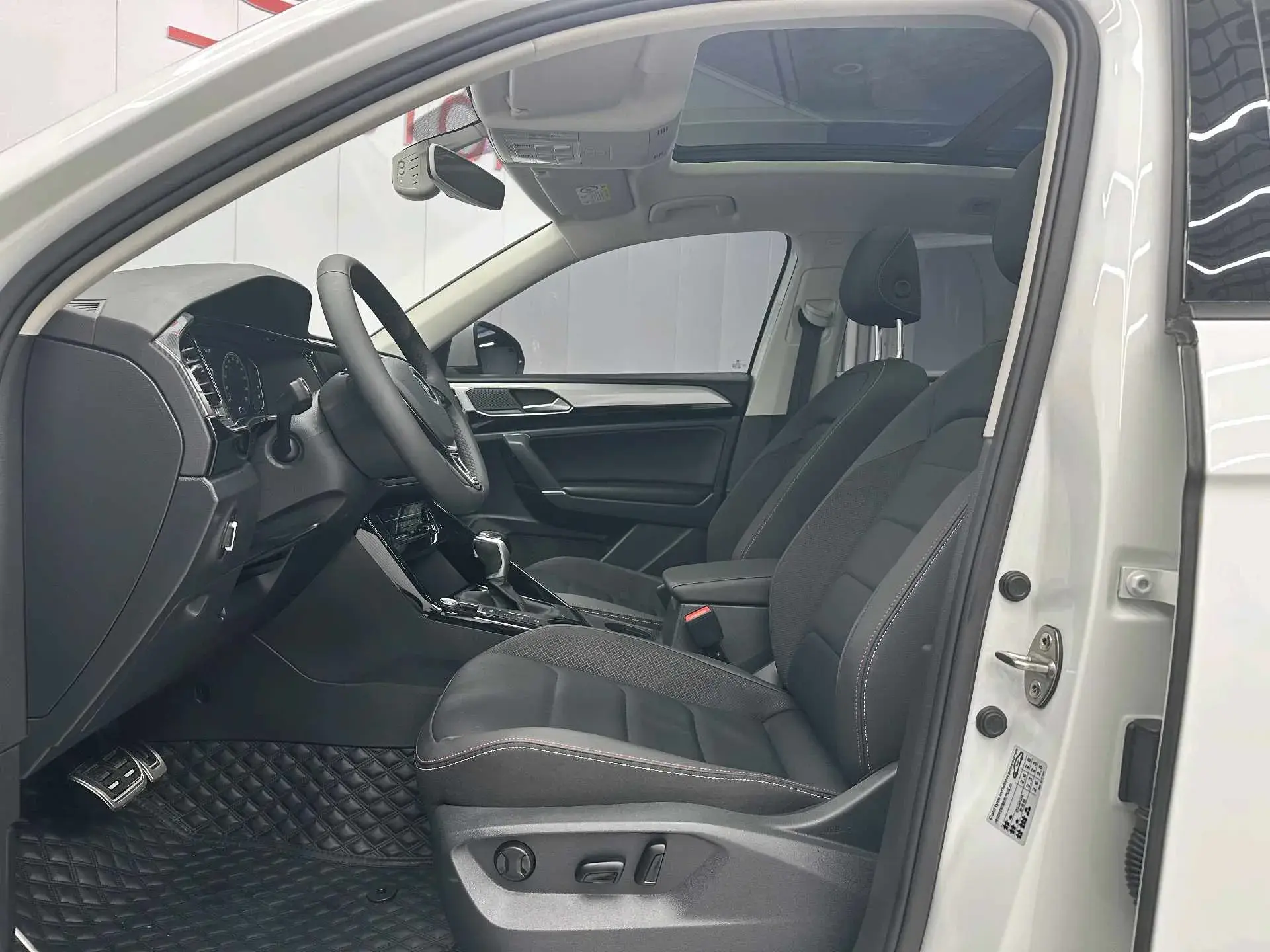 2021 VOLKSWAGEN TAYRON thumbnail 4