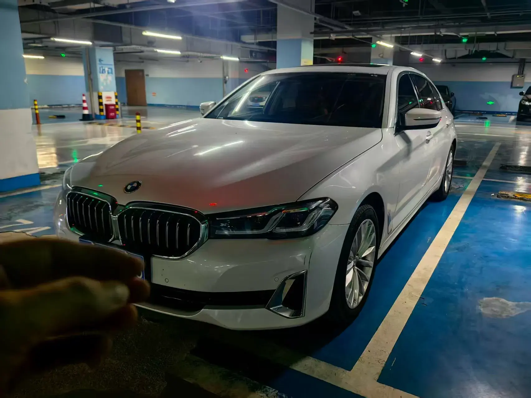 2021 BMW 5 view 1