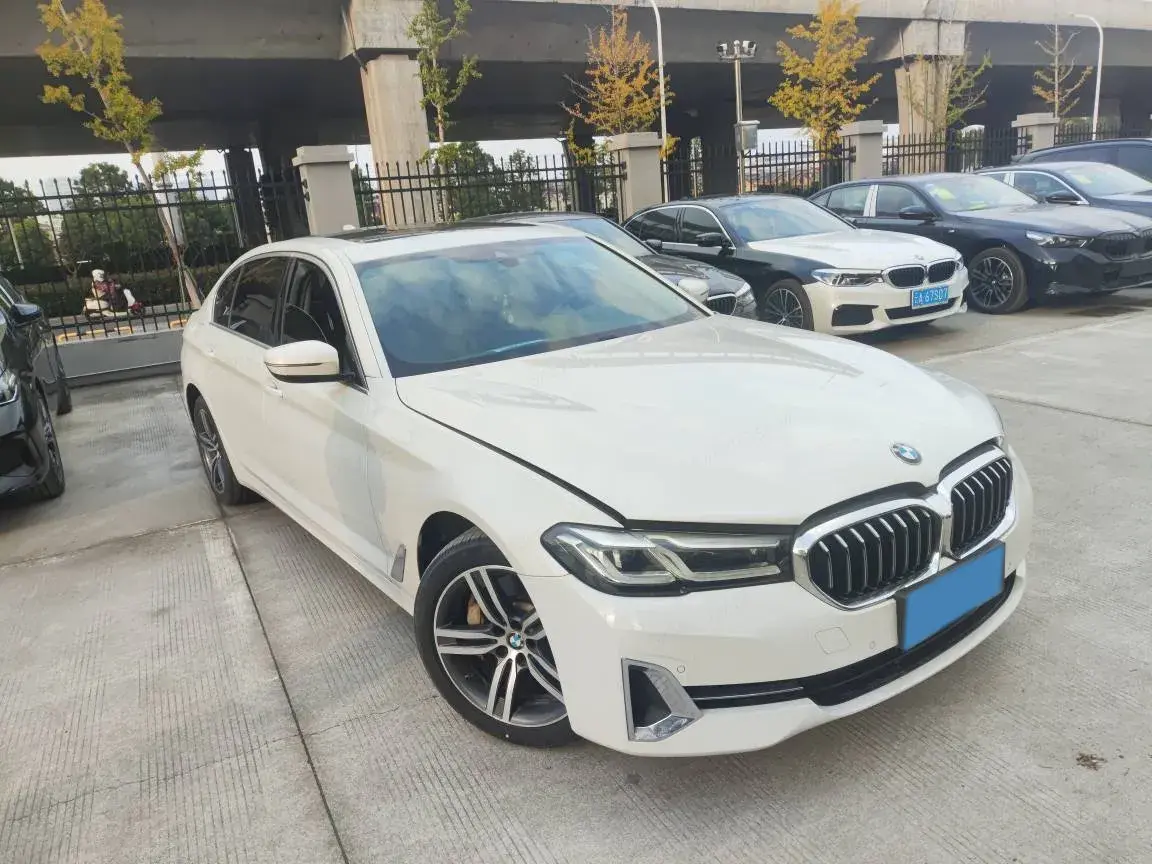 2022 BMW 5 thumbnail 2