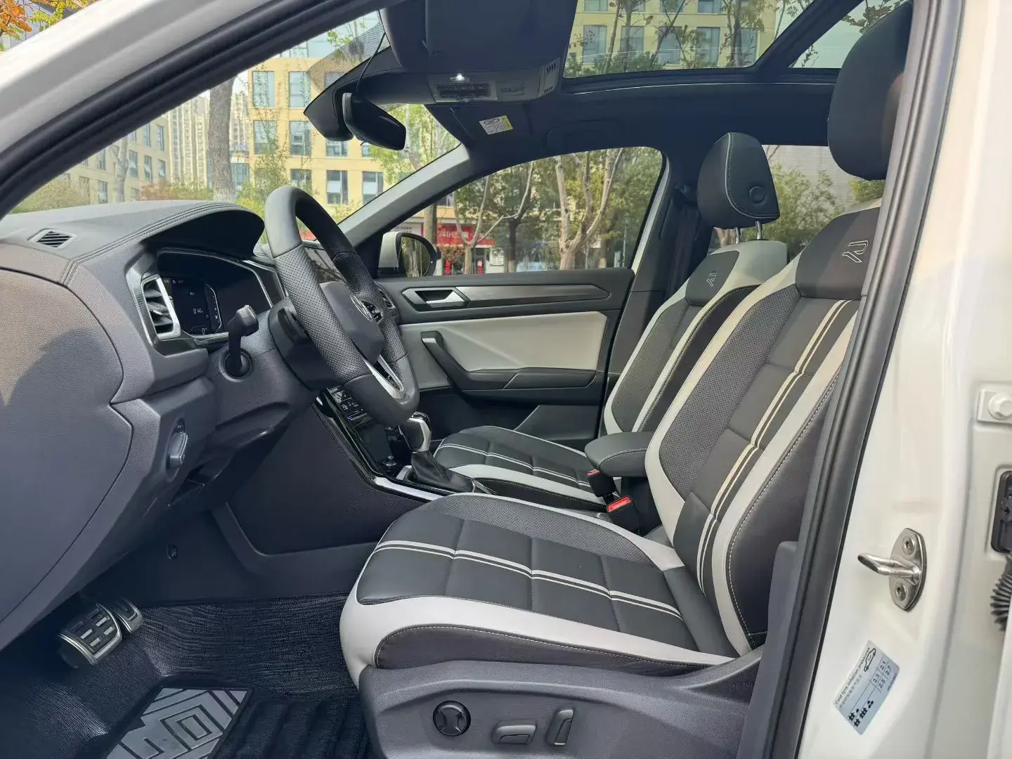 2023 VOLKSWAGEN T-ROC thumbnail 4