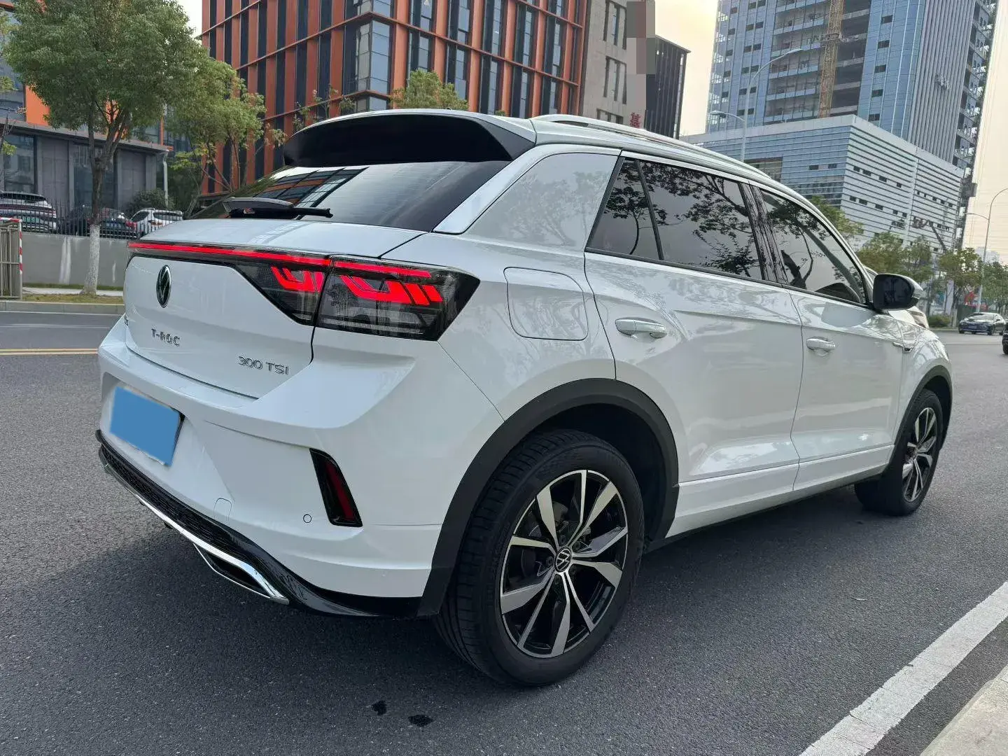 2023 VOLKSWAGEN T-ROC thumbnail 3