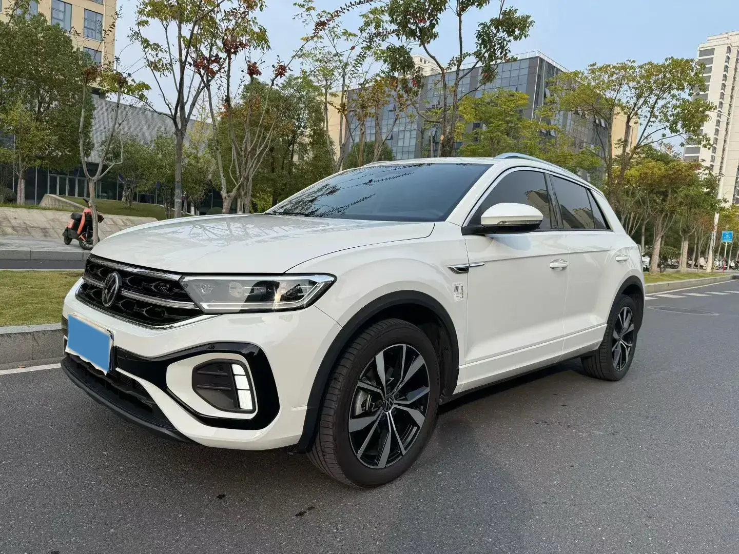 2023 VOLKSWAGEN T-ROC view 1