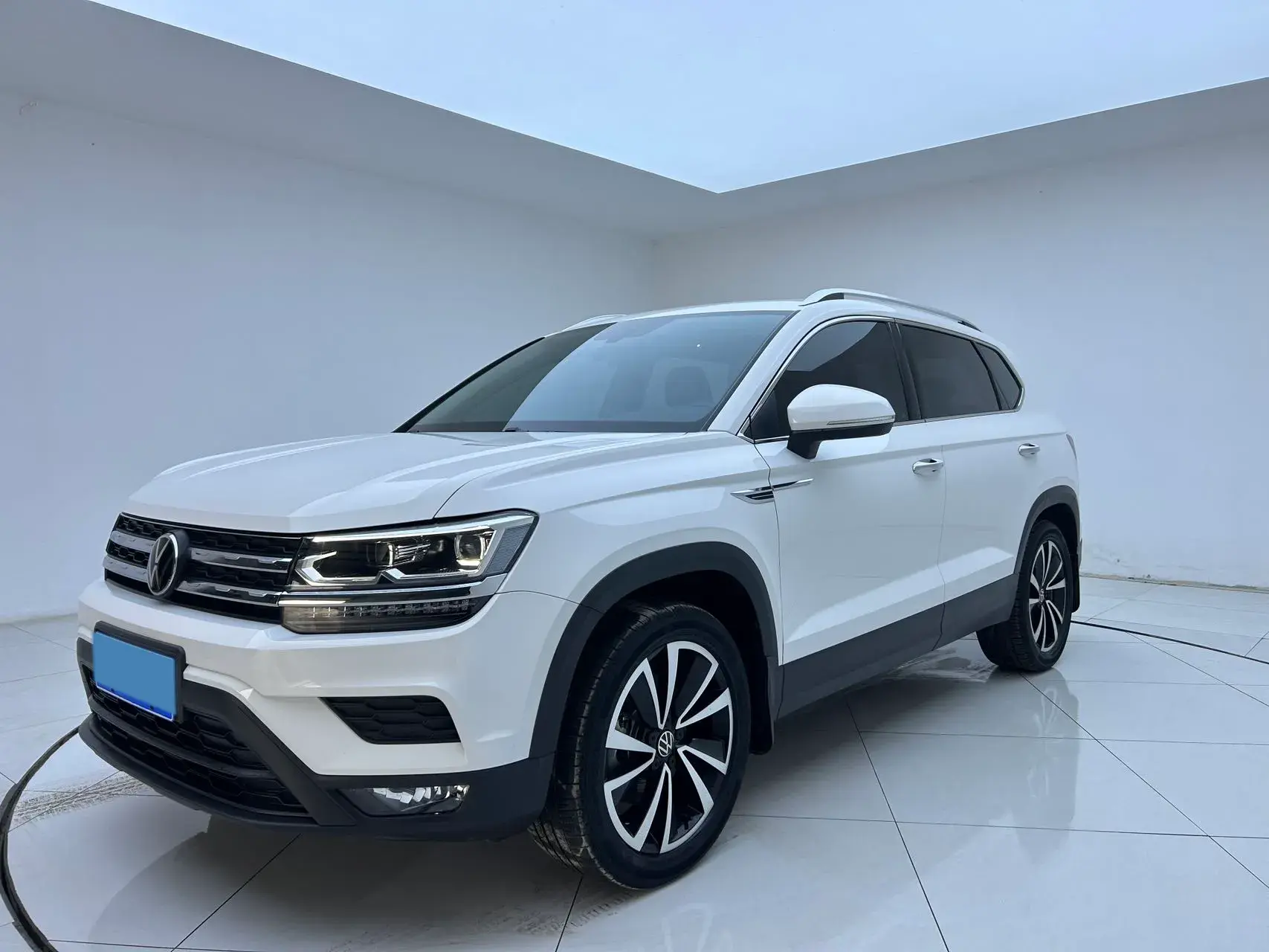 2022 VOLKSWAGEN THARU view 1