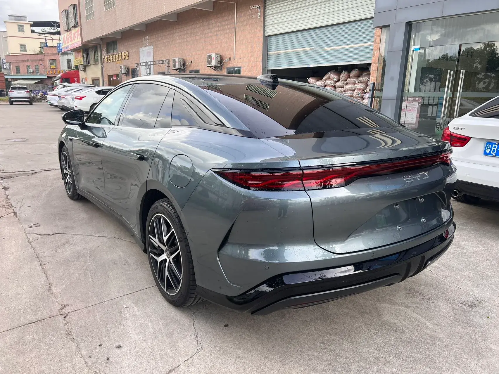 2025 BYD HANL thumbnail 2