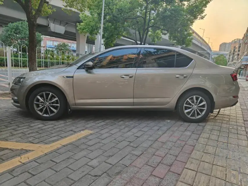 2019 SKODA OCTAVIA thumbnail 3