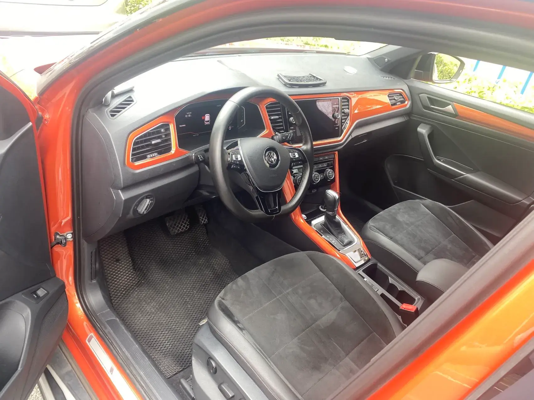 2018 VOLKSWAGEN T-ROC thumbnail 4