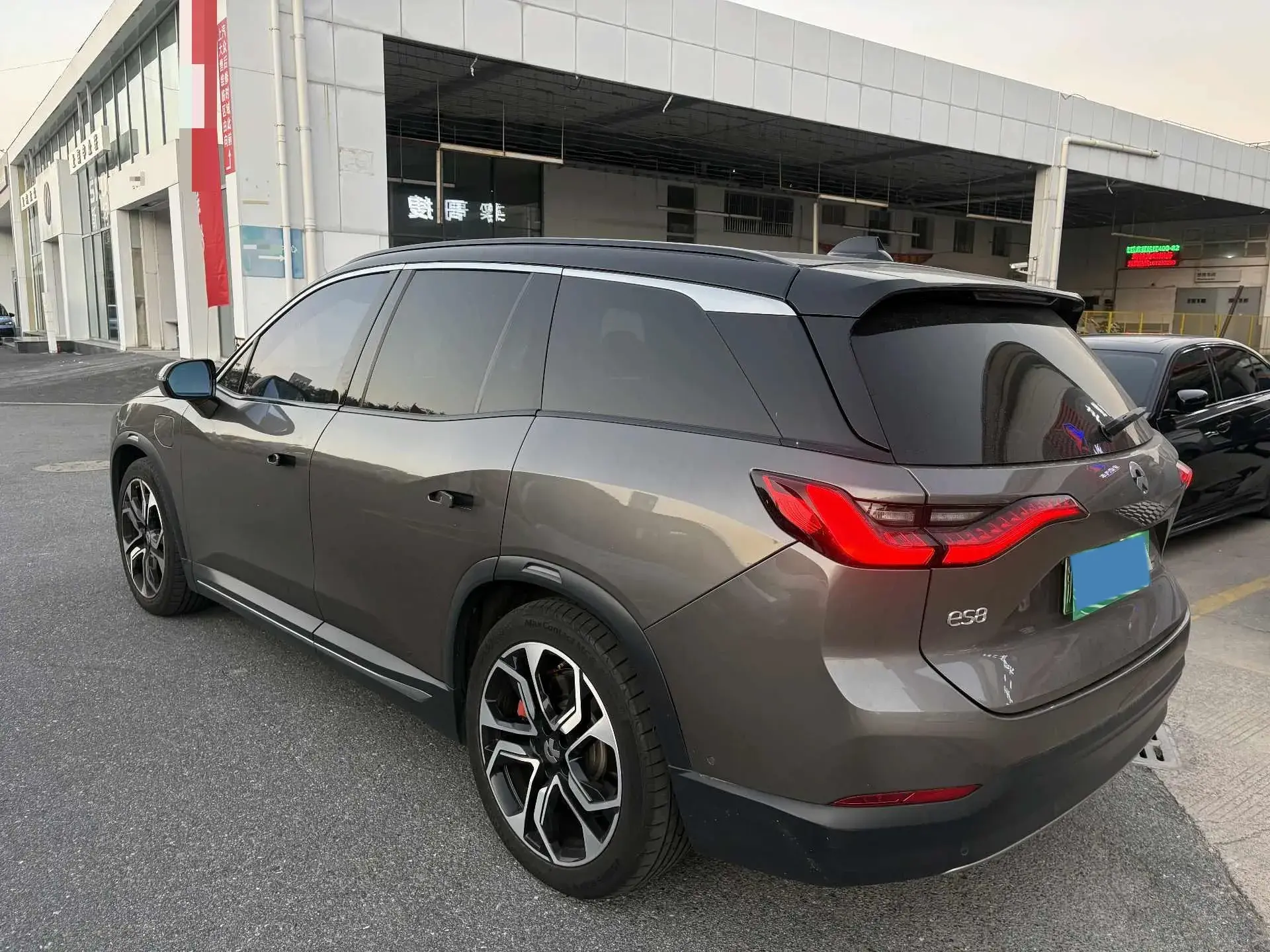 2018 NIO ES8 thumbnail 4