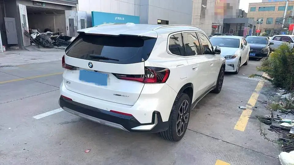 2023 BMW X1 thumbnail 4