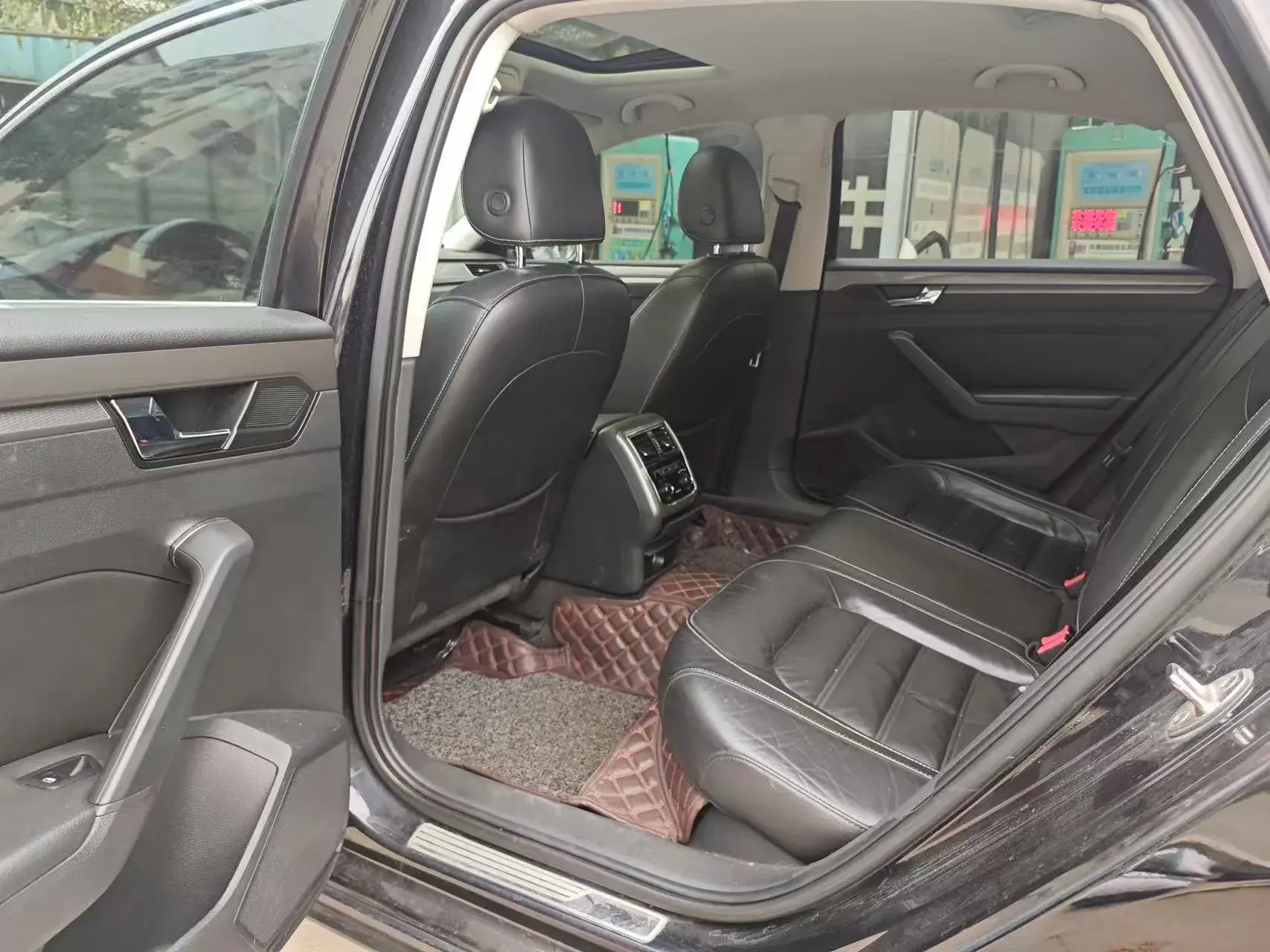 2016 VOLKSWAGEN PASSAT thumbnail 4