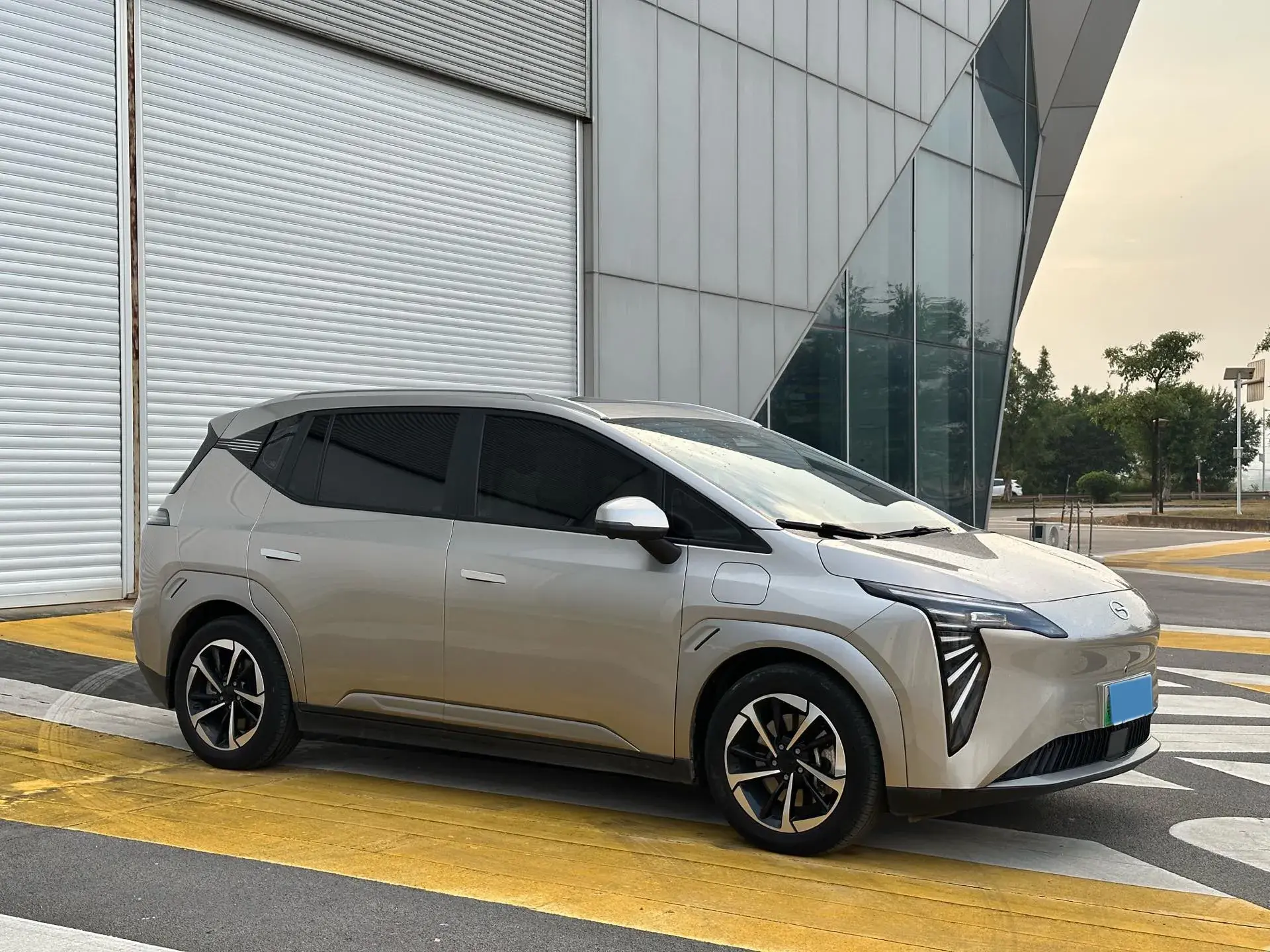 2023 AION Y thumbnail 3