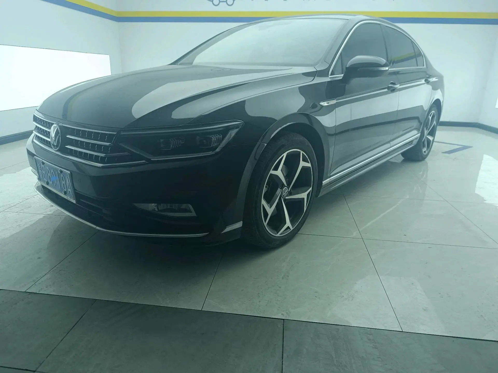 2023 VOLKSWAGEN MAGOTAN view 1