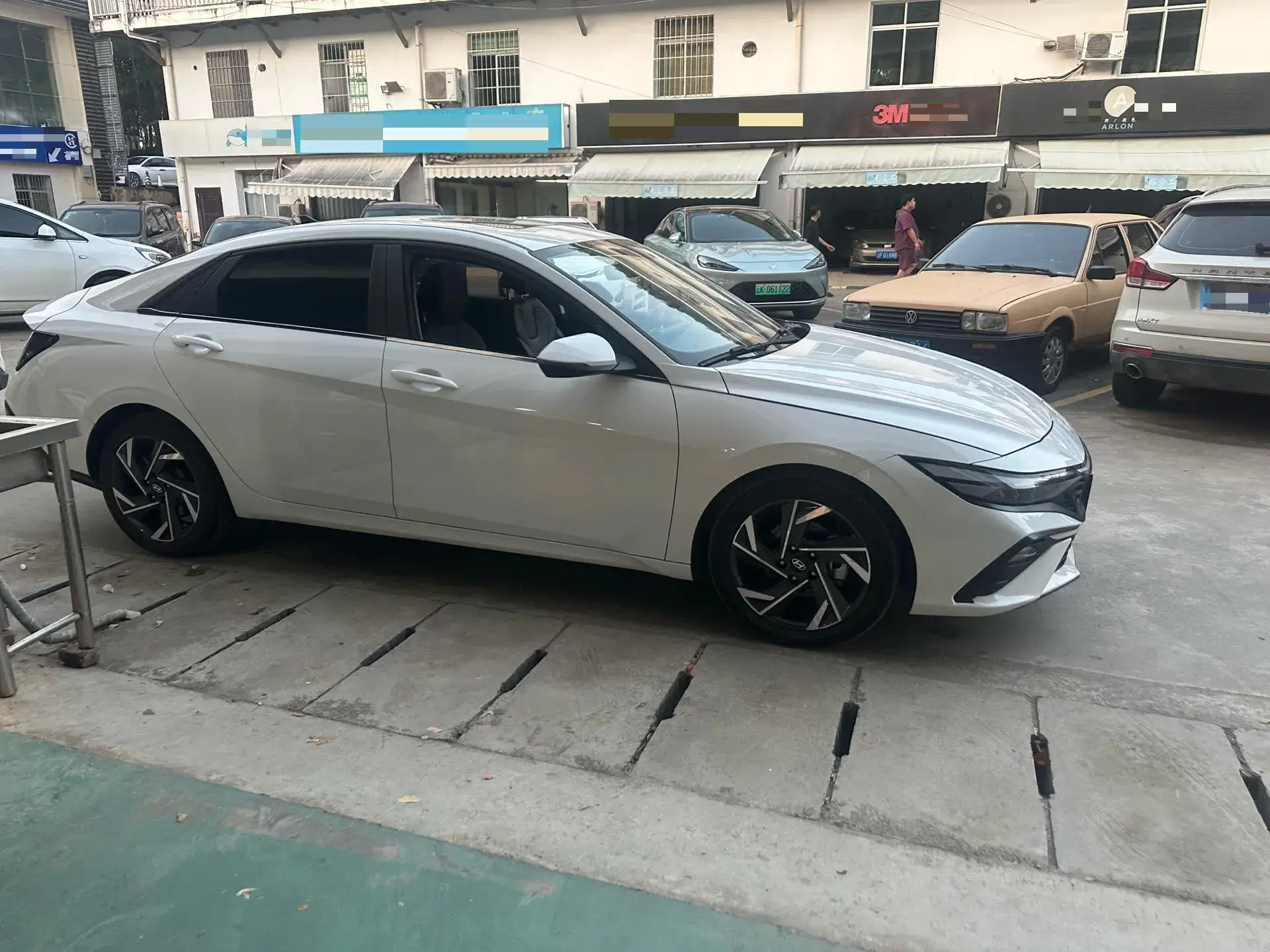 2023 HYUNDAI ELANTRA thumbnail 3