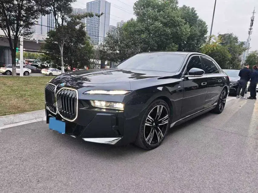2023 BMW 7 view 1