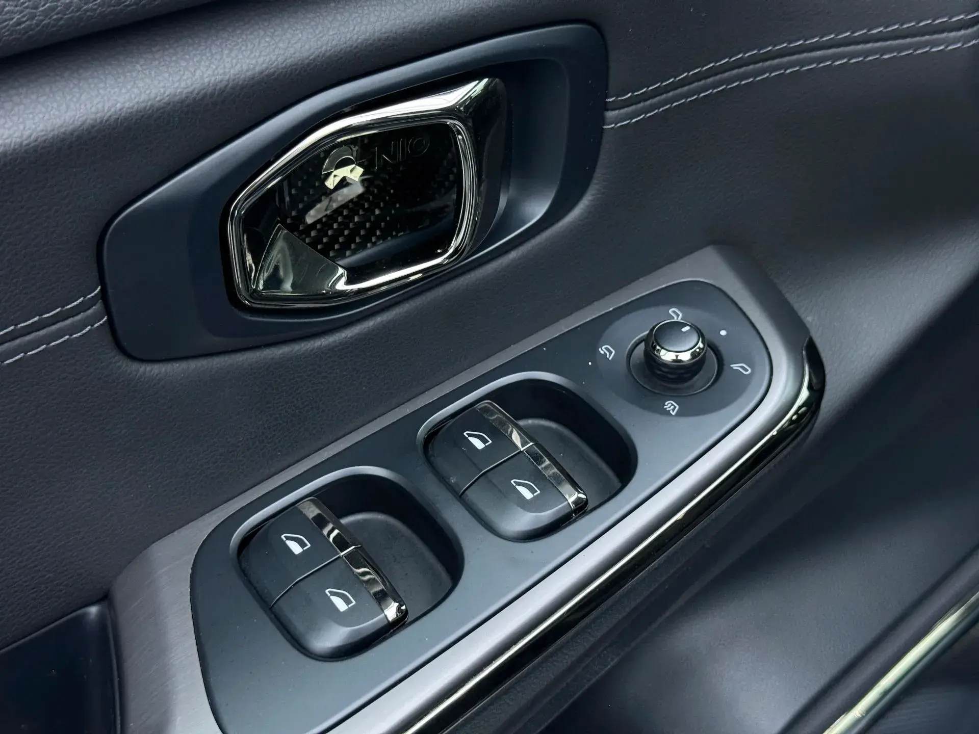 2020 NIO ES8 thumbnail 4