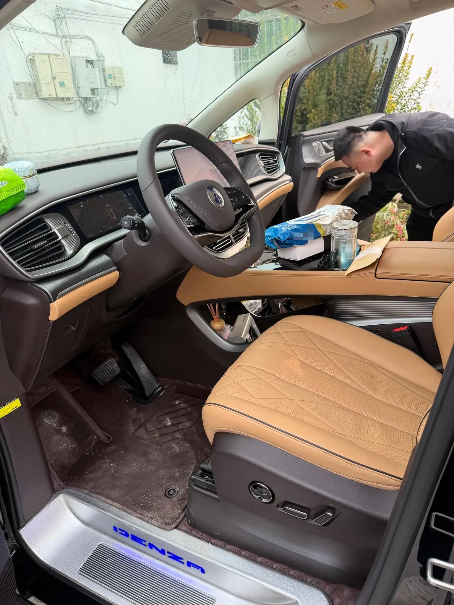 2024 DENZA D9 thumbnail 4