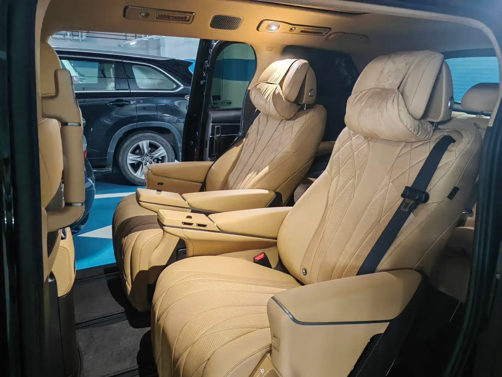 2025 DENZA D9 thumbnail 2