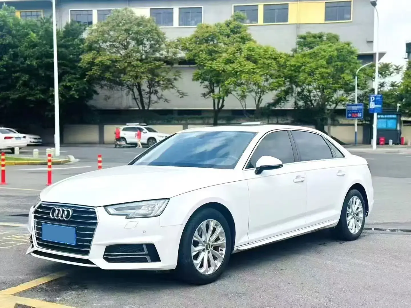 2019 AUDI A4L view 1