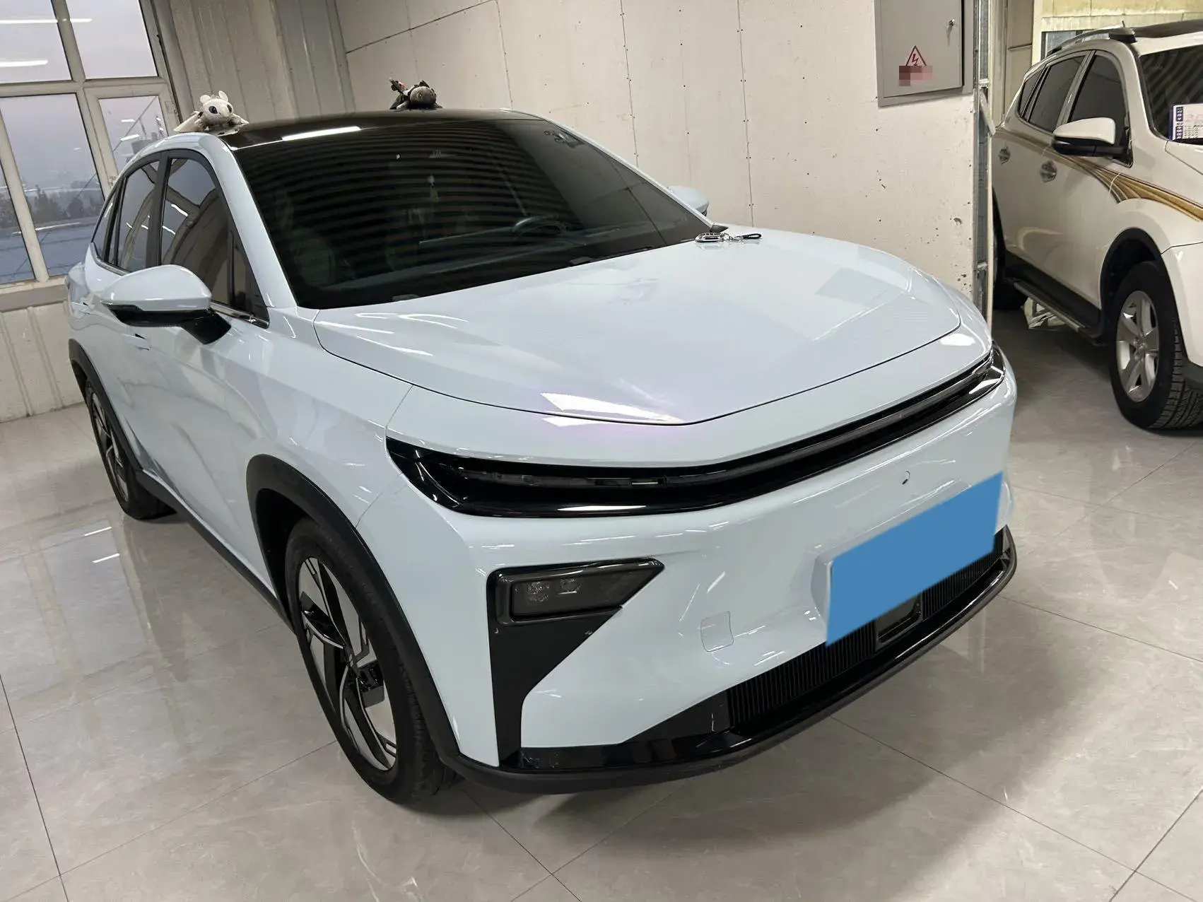 2023 LIVAN 7 thumbnail 3